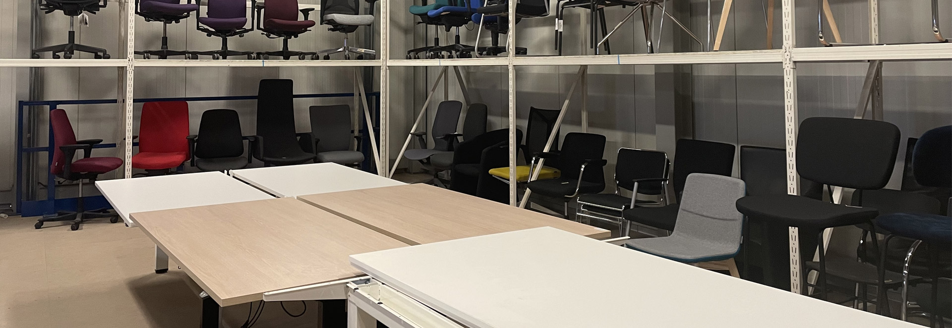 Gebruikt kantoormeubilair in de showroom van Officetopper