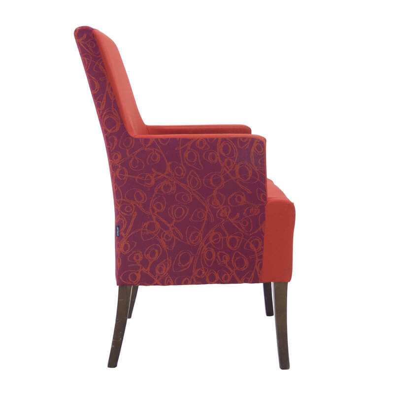 Gebruikte fauteuil Satelliet rood/oranje stoffering met houten onderstel